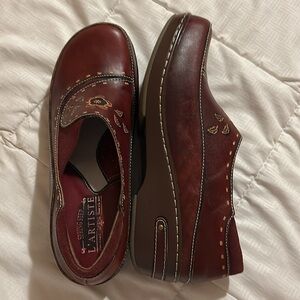 L’ARTISTE Spring Step Slip-ons NWOT Burgundy with Flower/Leaves, EU 41, US 8.5